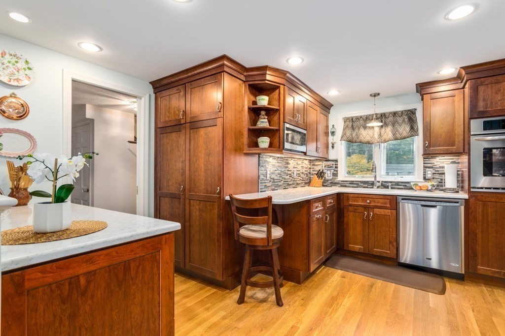 124 Prospect Street Reading, MA 01867 - Photo 4 of 37 Gallery Image 4