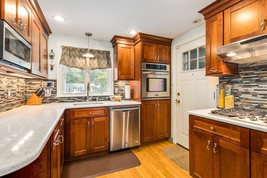 124 Prospect Street Reading, MA 01867 - Photo 5 of 37 Gallery Image 5