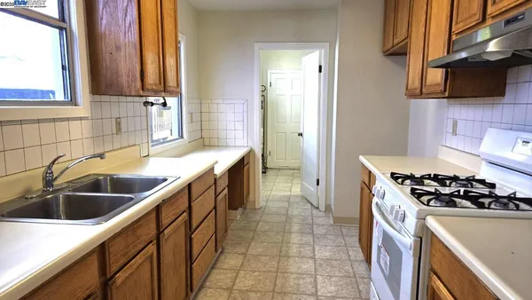 $3,300 | 702 Solano Avenue, Albany, CA 94706