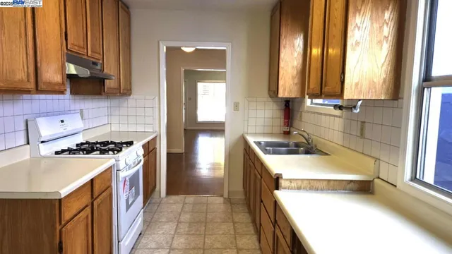 $3,300 | 702 Solano Avenue, Albany, CA 94706