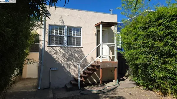 $3,300 | 702 Solano Avenue, Albany, CA 94706
