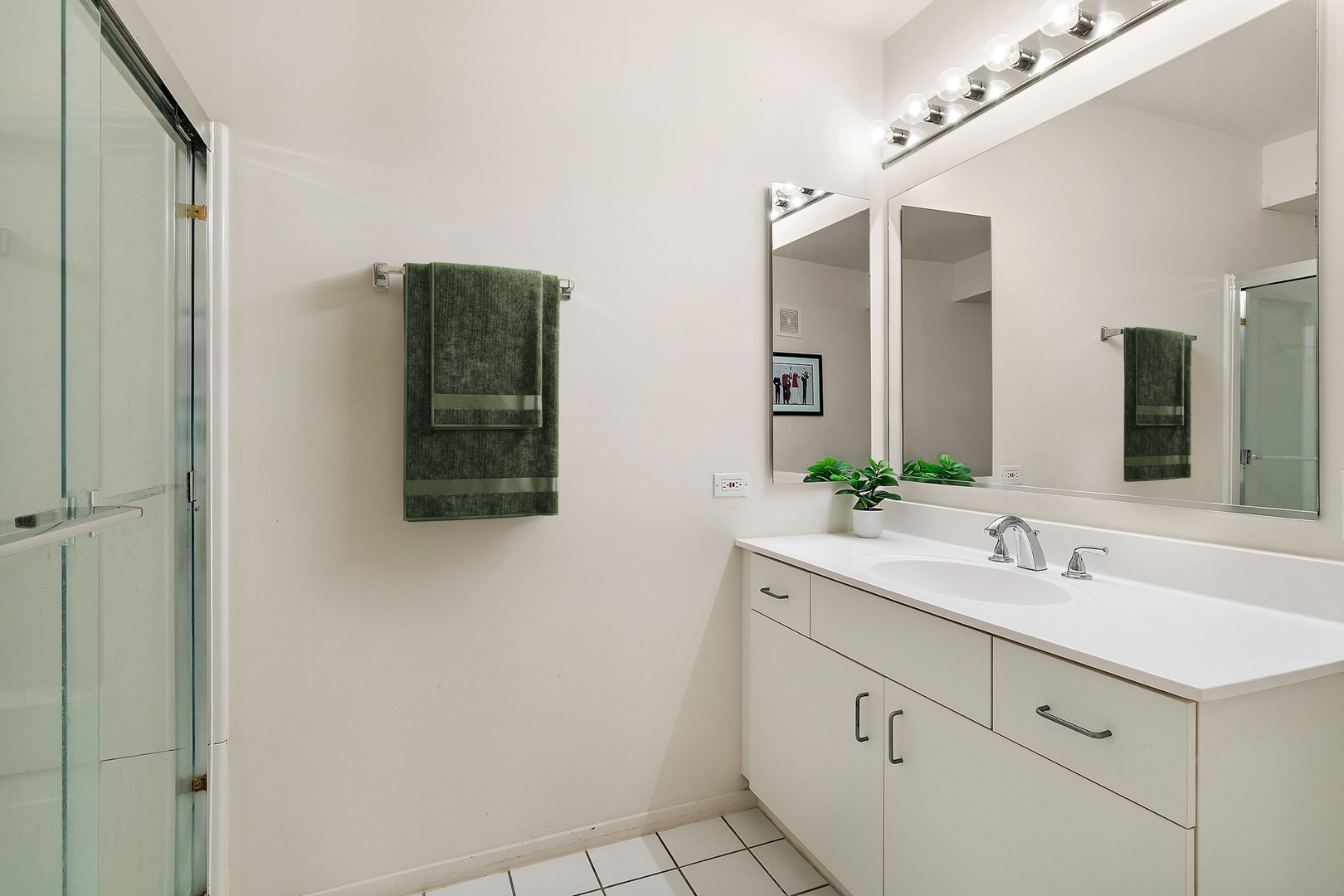 392 Kelburn Road, Unit 122 Deerfield, IL 60015 - Photo 15 of 22 a bathroom with a double vanity sink mirror and