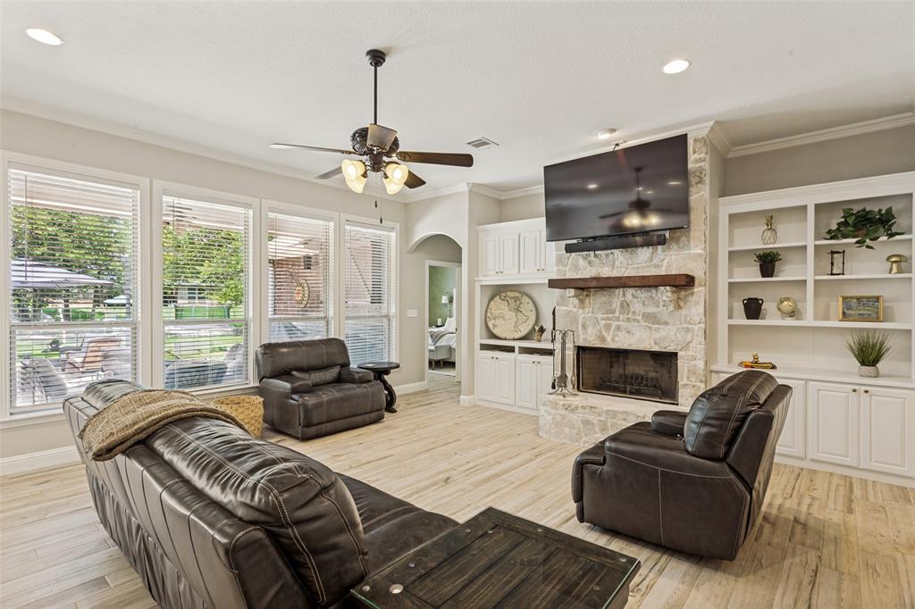 207 Overton Ridge Circle Weatherford, TX 76088 - Photo 3 of 25