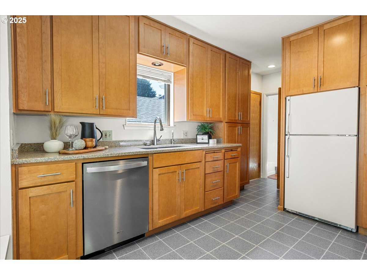 5903 Southwest Old Scholls Ferry Road Portland, OR 97225 - Photo 8 of 36 Gallery Image 8