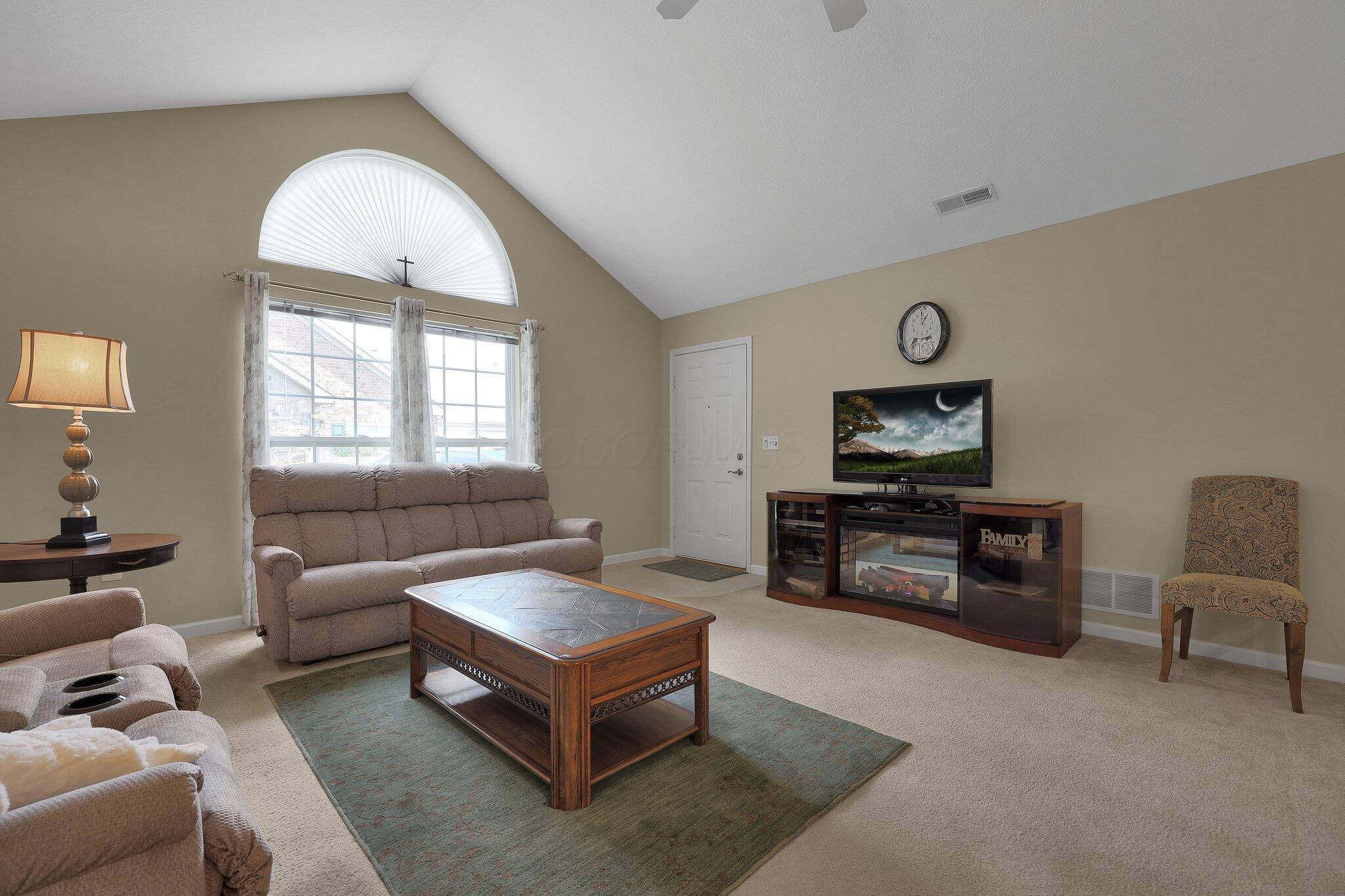 5685 White Goose Road Westerville, OH 43081 - Photo 4 of 37 Living Rm facing Front entrance