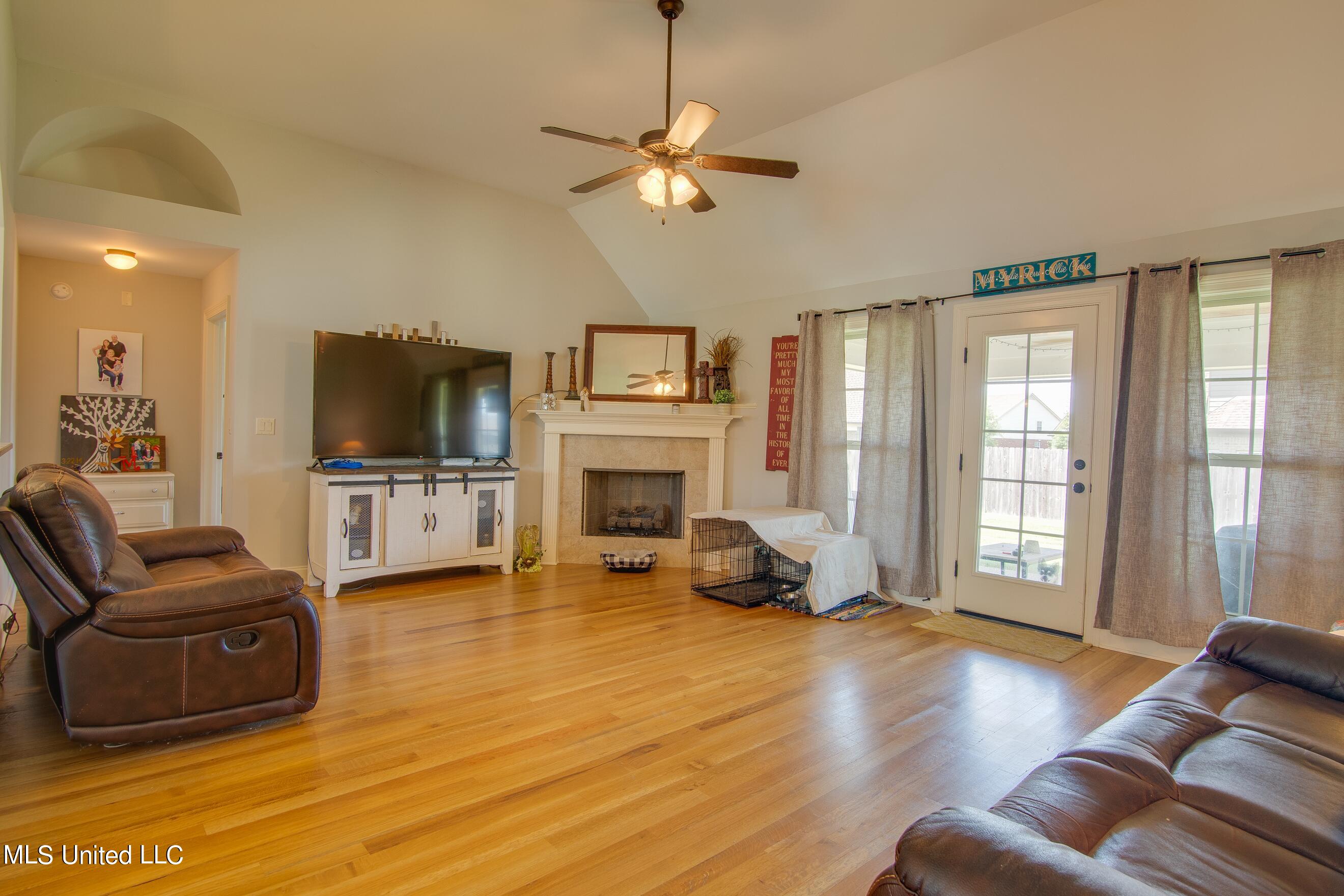 4670 Riva Ridge Drive Olive Branch, MS 38654 - Photo 5 of 20 Living Room