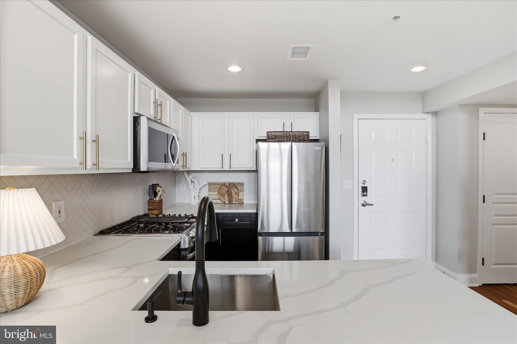 12000 Market Street, Unit 488 Reston, VA 20190 - Photo 6 of 49 Beautiful quartz countertops