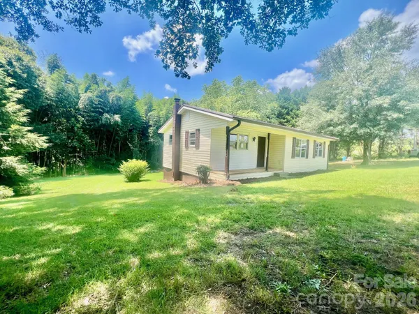 a view of a house with backyard and garden