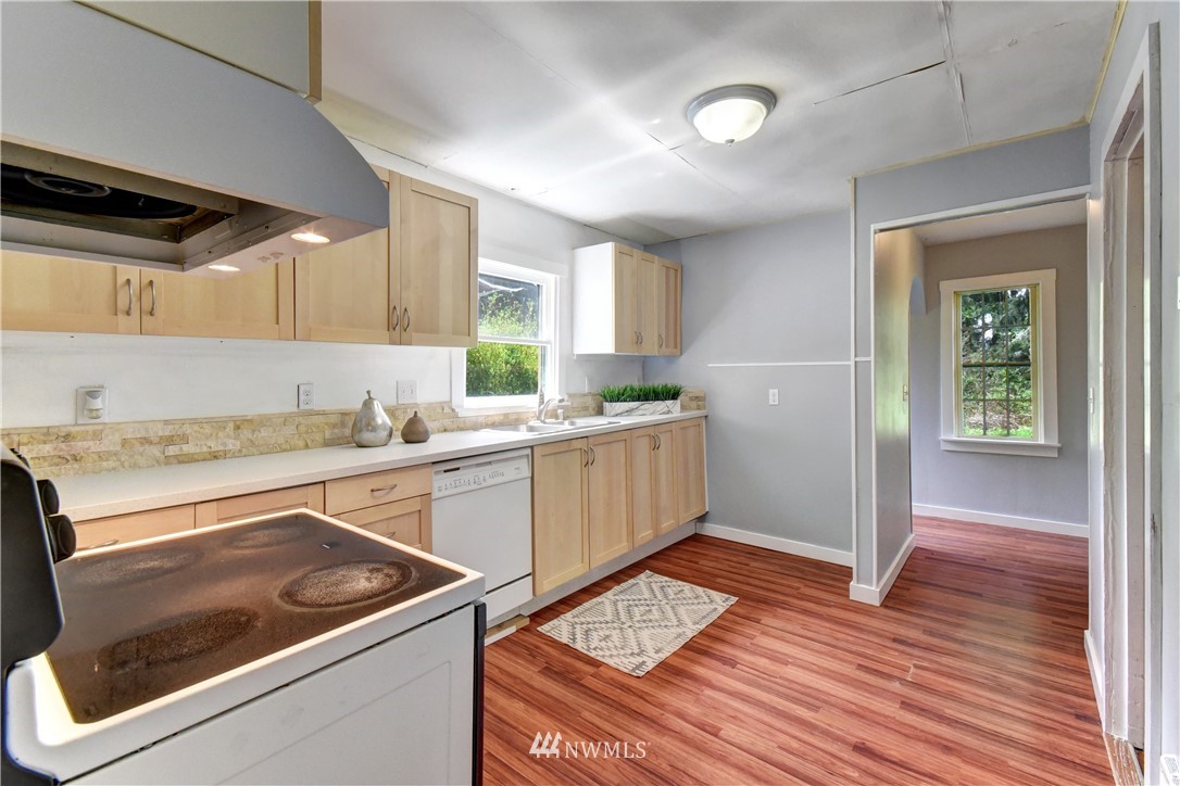 6930 Lower Ridge Road Everett, WA 98203 - Photo 7 of 15 a kitchen that has a sink and a stove in it