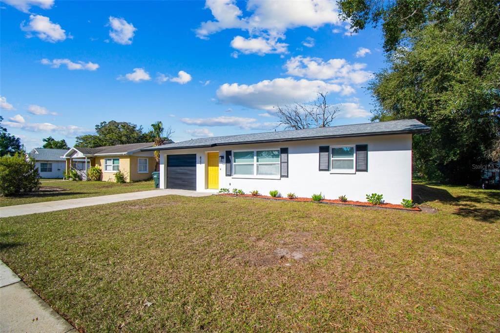 822 3rd Avenue Northwest Largo, FL 33770 - Photo 4 of 75 a front view of a house with a garden