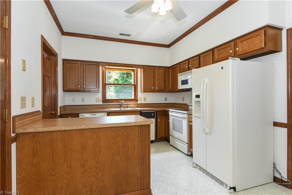 3718 Sawgrass Road Greensboro, NC 27410 - Photo 8 of 33