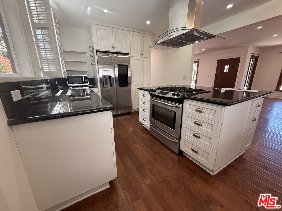 6776 Milner Road Los Angeles, CA 90068 - Photo 9 of 17 Gallery Image 9