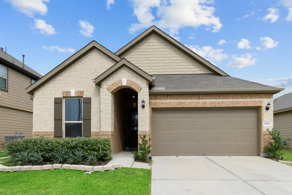 a front view of house with yard