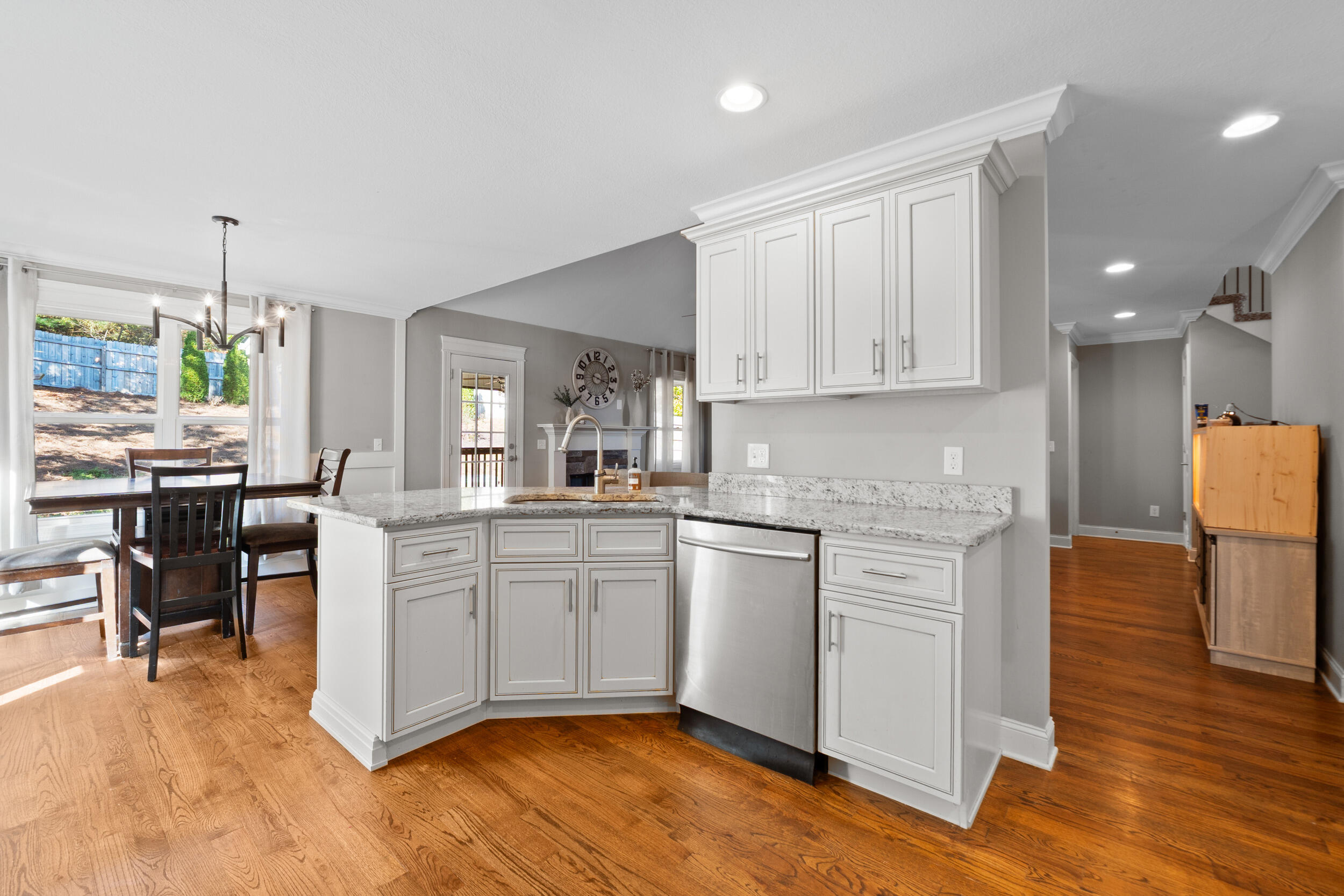 8672 Maple Valley Drive Chattanooga, TN 37421 - Photo 7 of 38 Seamless Indoor Living