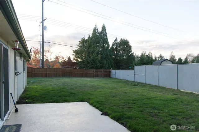 a view of a back yard