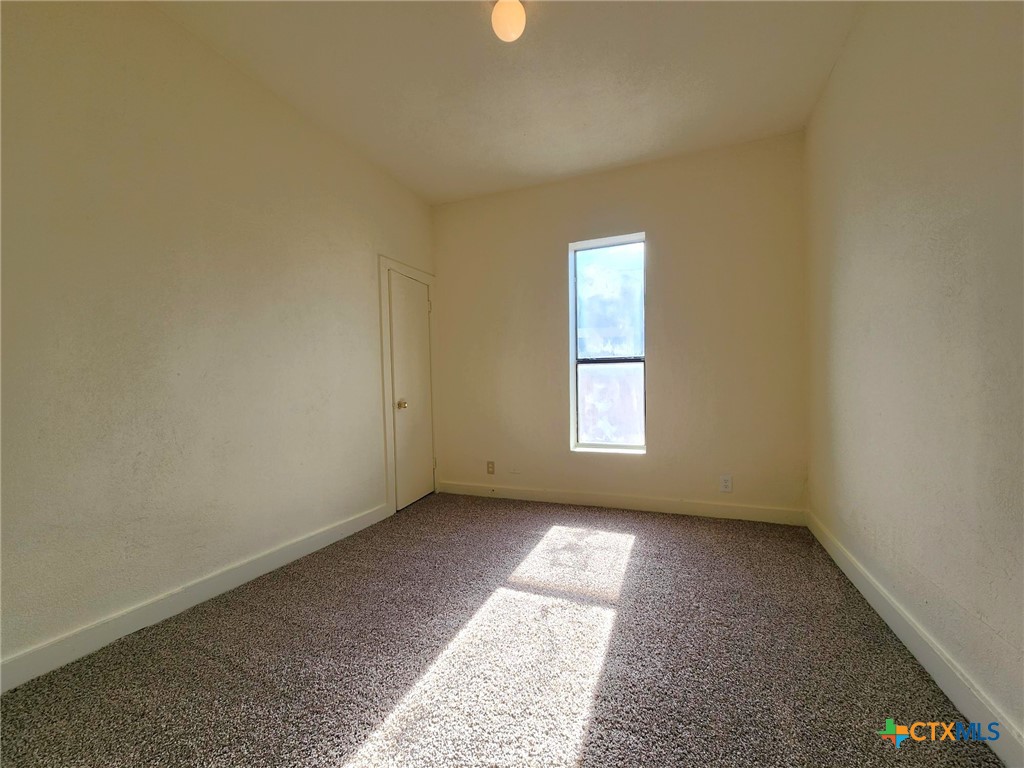209 South 27th Street Temple, TX 76504 - Photo 19 of 26 an empty room with a window