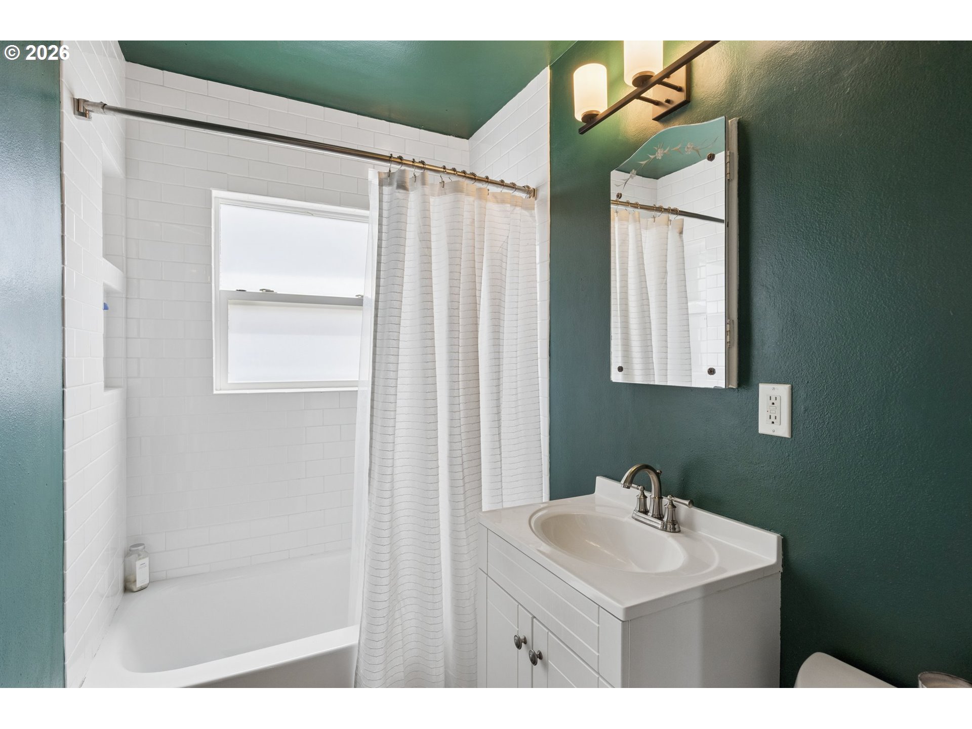 1206 Northeast 75th Avenue Portland, OR 97213 - Photo 17 of 40 Bathroom