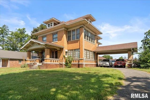 $230,000 | 216 West Poplar Street, Harrisburg, IL 62946