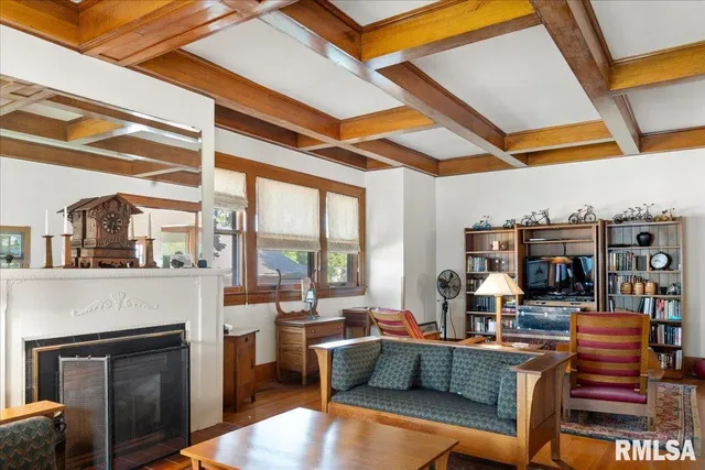 $230,000 | 216 West Poplar Street, Harrisburg, IL 62946