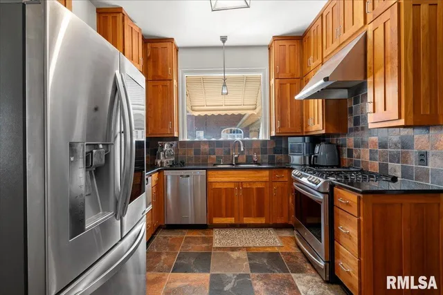 $230,000 | 216 West Poplar Street, Harrisburg, IL 62946