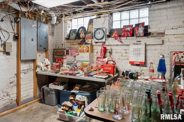 $230,000 | 216 West Poplar Street, Harrisburg, IL 62946