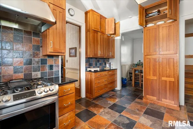 $230,000 | 216 West Poplar Street, Harrisburg, IL 62946