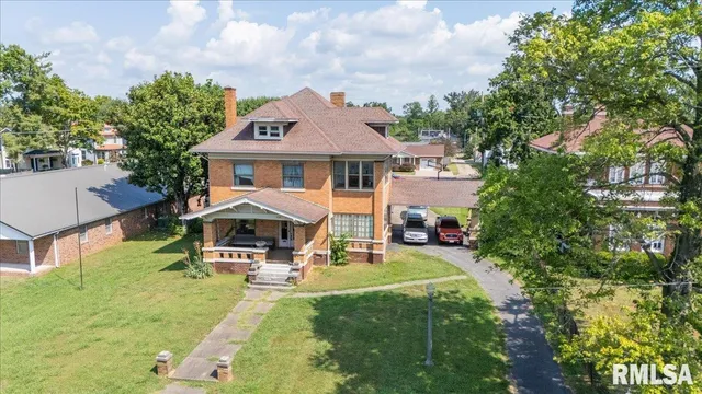 $230,000 | 216 West Poplar Street, Harrisburg, IL 62946