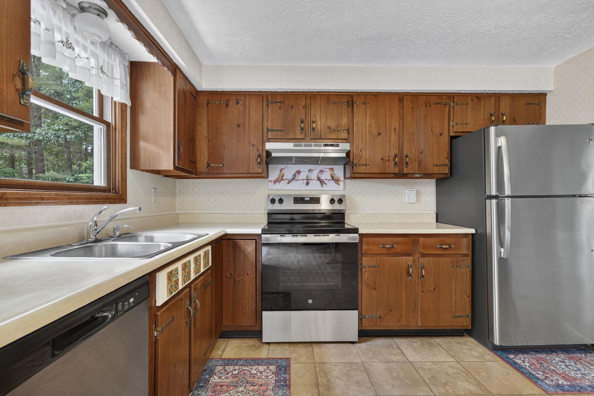 8 Rocky Hill Road Litchfield, NH 03052 - Photo 13 of 48