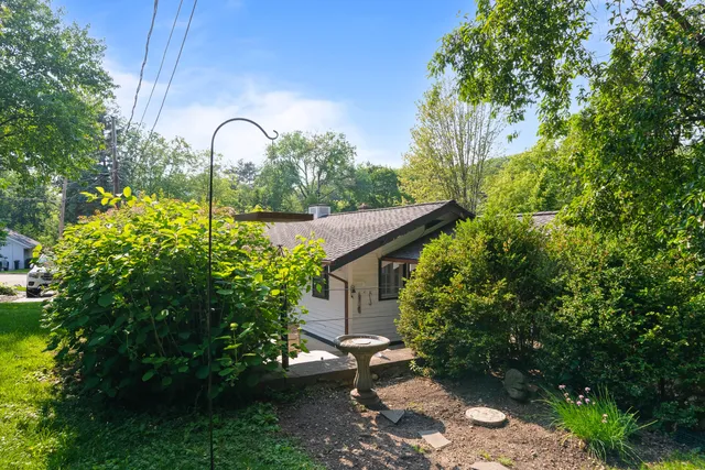 $1,650 | 163 North Lakeshore Drive, Fontana, WI 53125