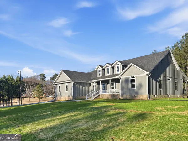 a view of a house with backyard and porch