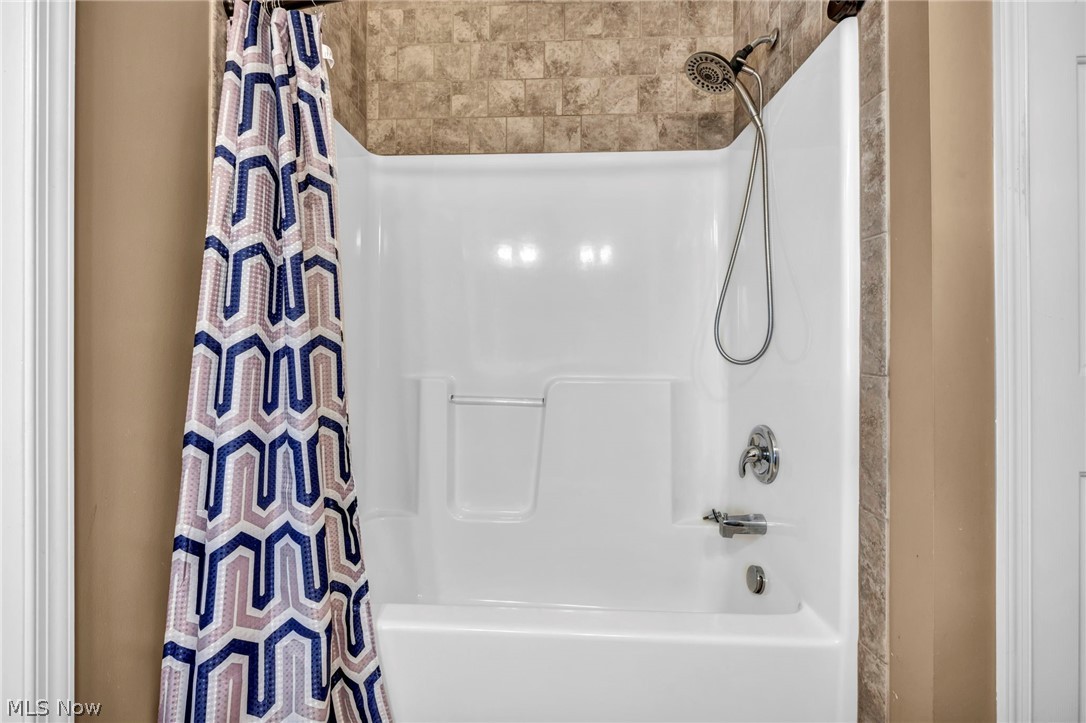 147 Stone Ridge Way Berea, OH 44017 - Photo 21 of 44 Full bath with shower / tub combo