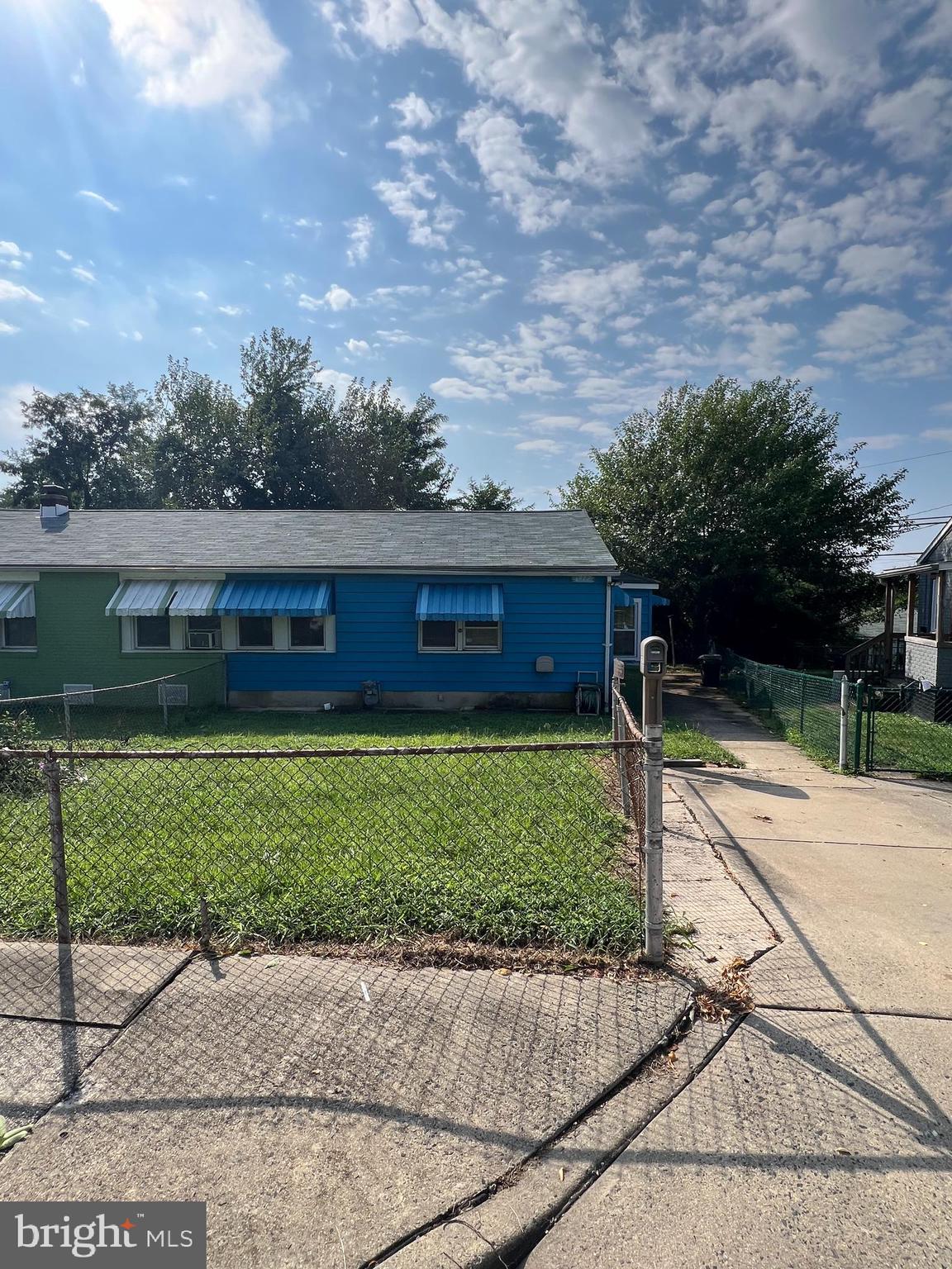 a view of a backyard