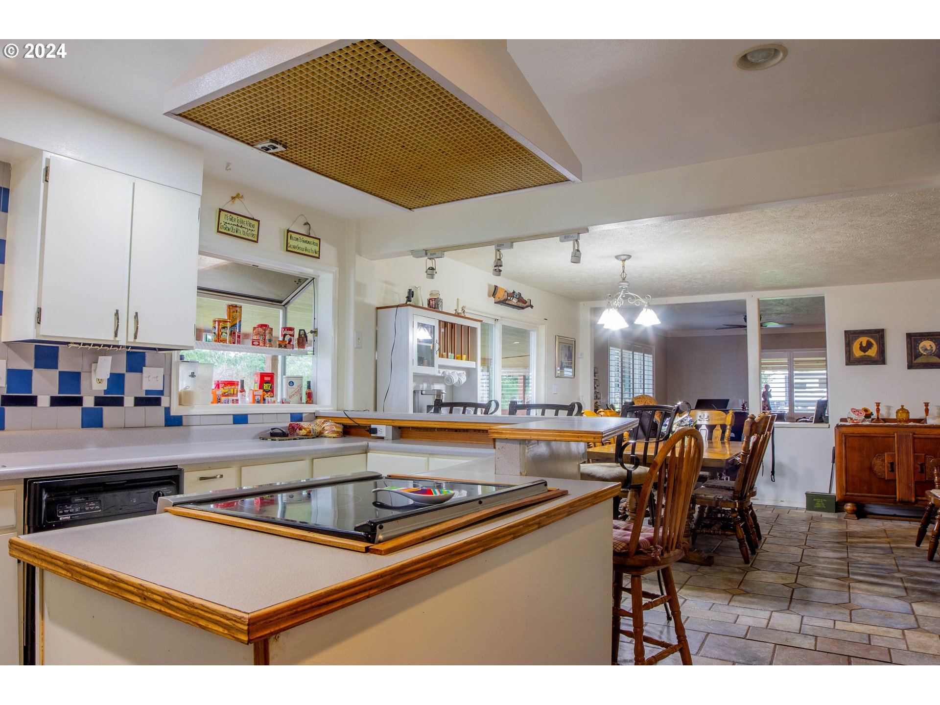 35067 Ede Road Lebanon, OR 97355 - Photo 13 of 40 a kitchen with lots of counter top space