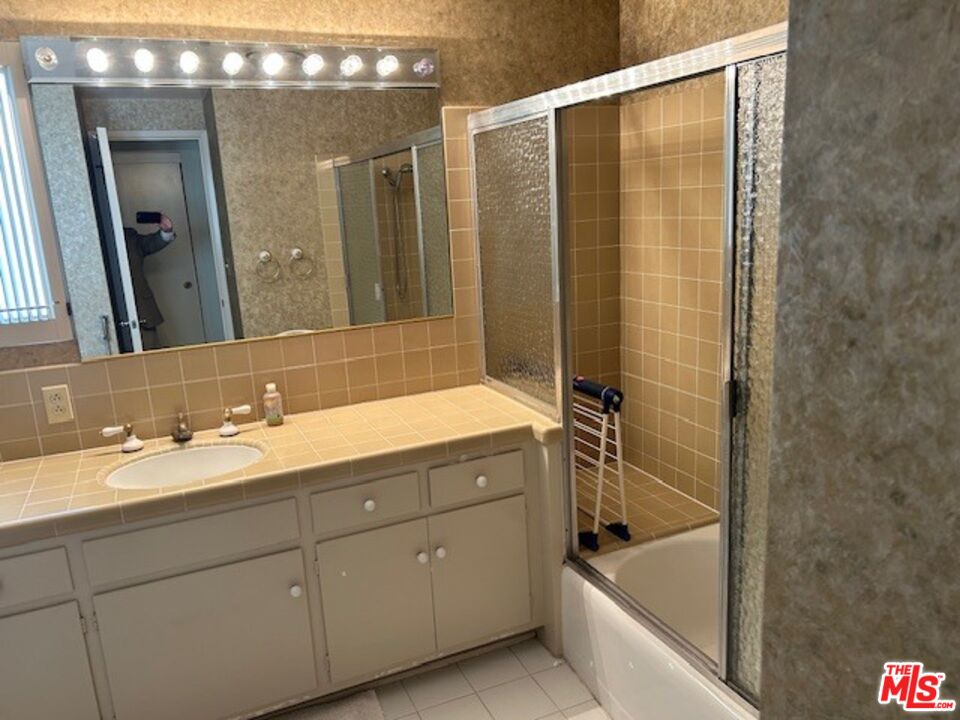 3908 Castlerock Road Malibu, CA 90265 - Photo 13 of 17 a bathroom with a tub a sink and mirror