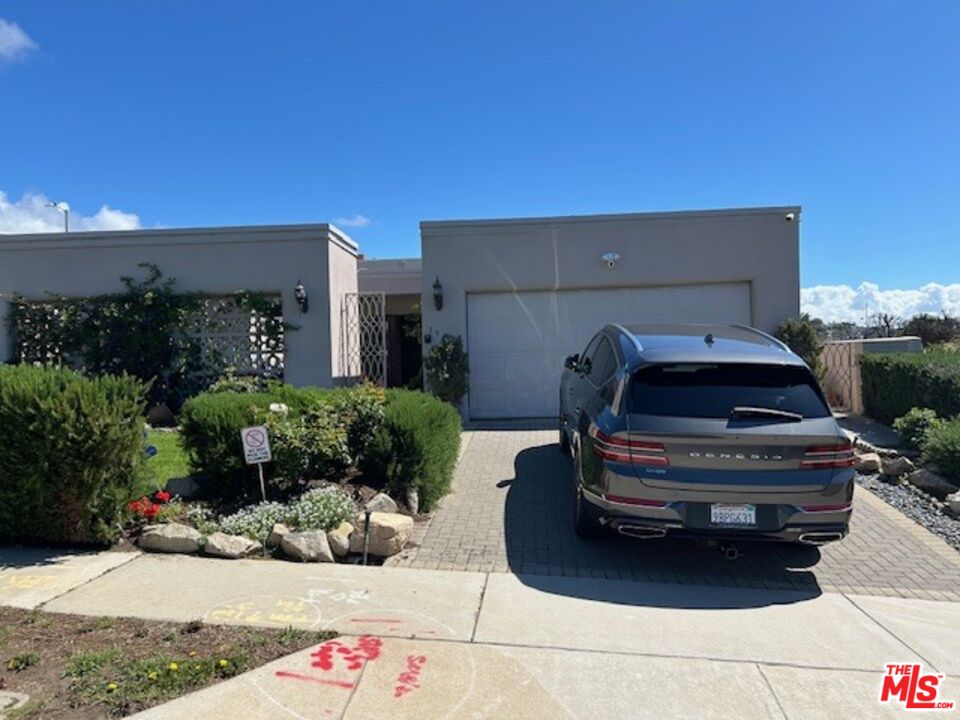 3908 Castlerock Road Malibu, CA 90265 - Photo 2 of 17