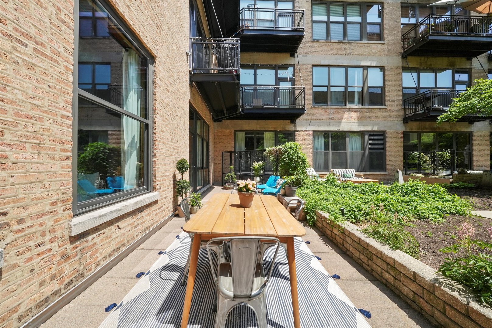 1040 West Adams Street, Unit 213 Chicago, IL 60607 - Photo 11 of 30 a view of a house with backyard and sitting area