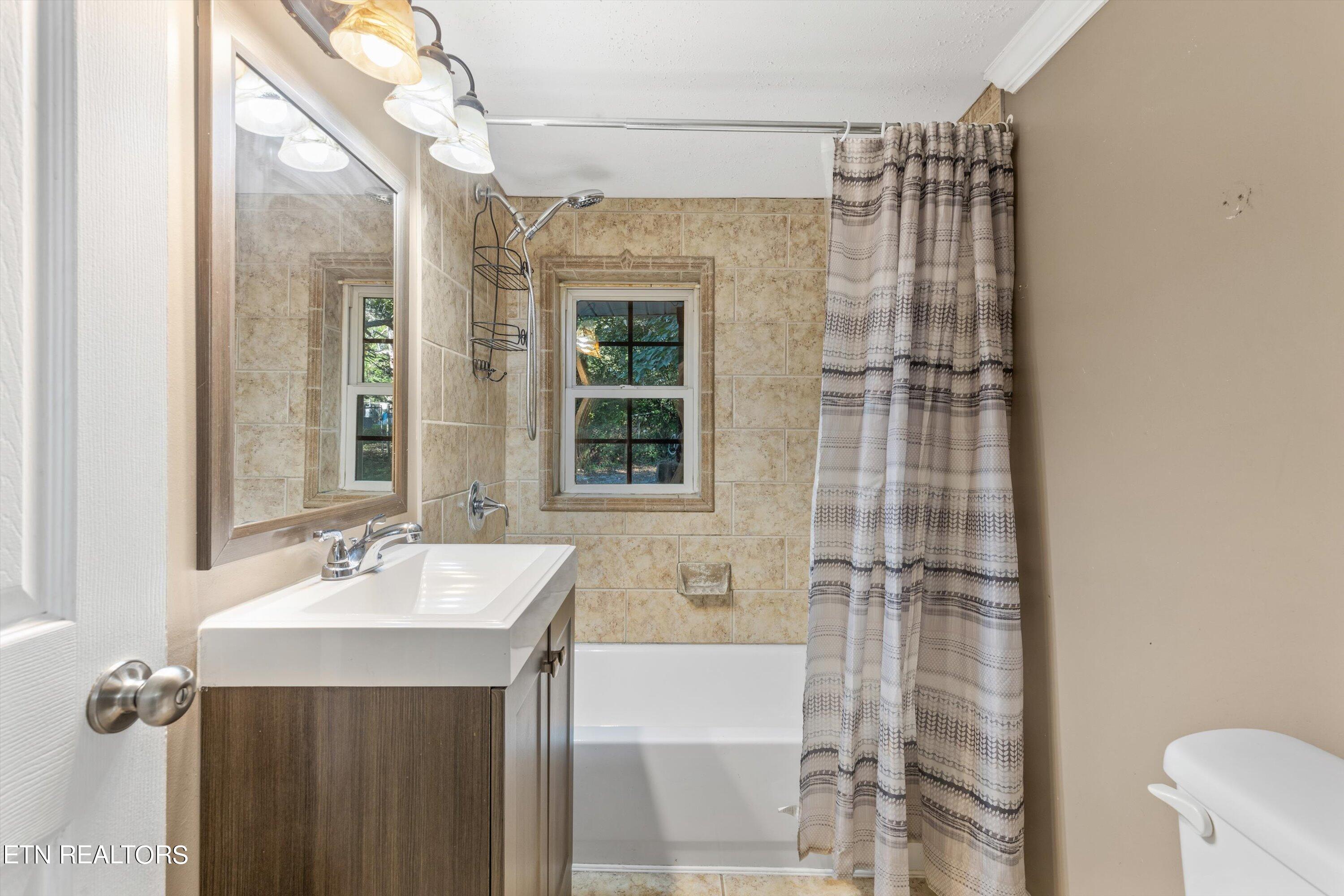 1600 Berry Road Knoxville, TN 37920 - Photo 15 of 33 Bathroom 1