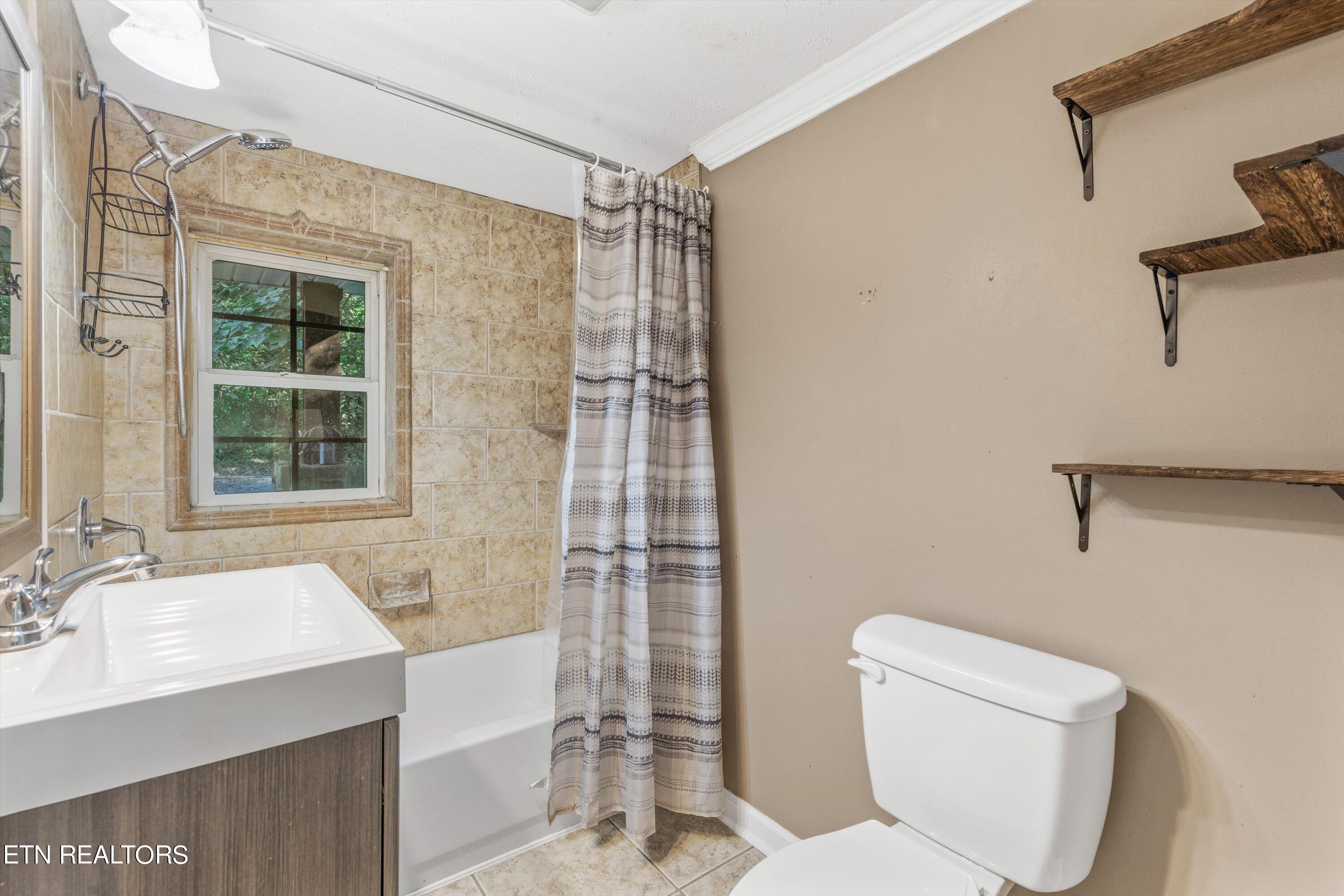 1600 Berry Road Knoxville, TN 37920 - Photo 16 of 33 Bathroom 1