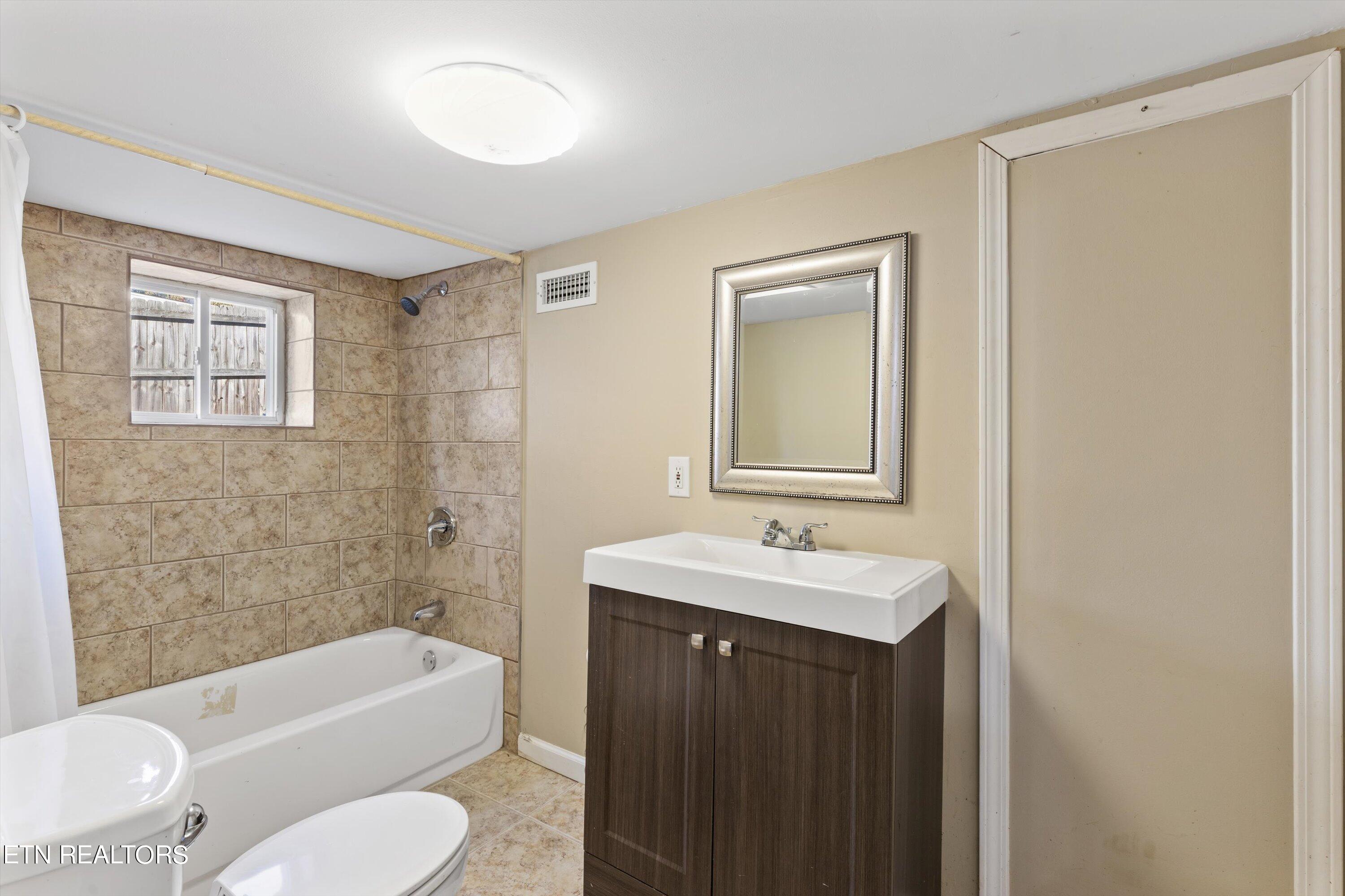1600 Berry Road Knoxville, TN 37920 - Photo 21 of 33 Bathroom 2