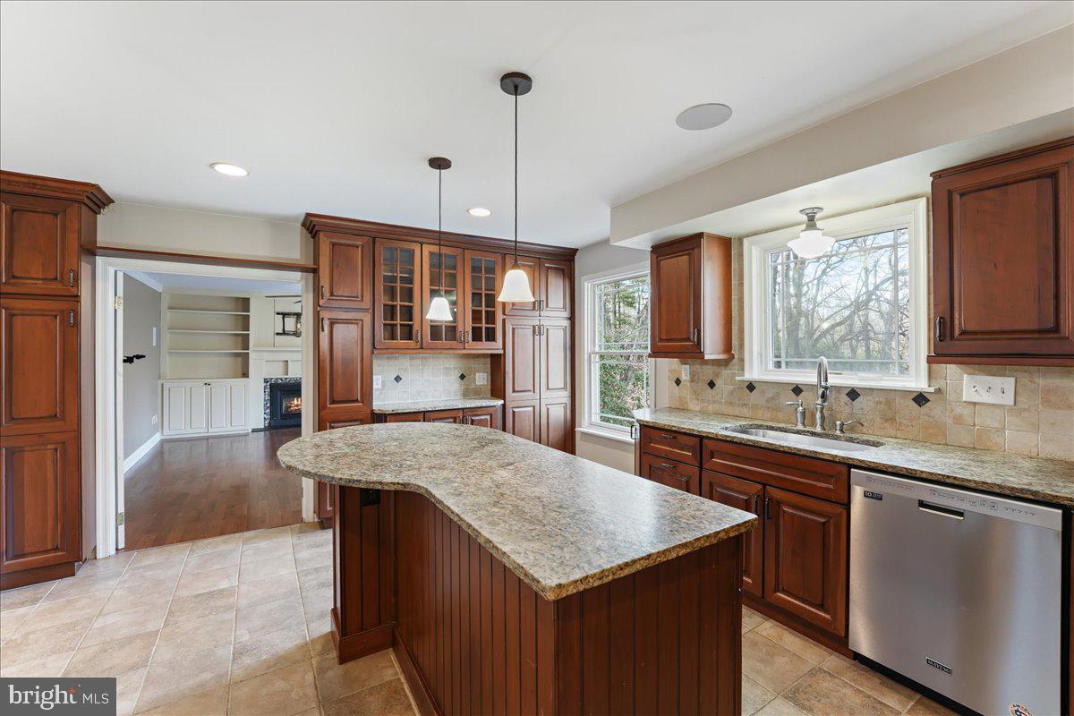97 Quail Run Kennett Square, PA 19348 - Photo 7 of 34 a kitchen with center island table and refrigerator
