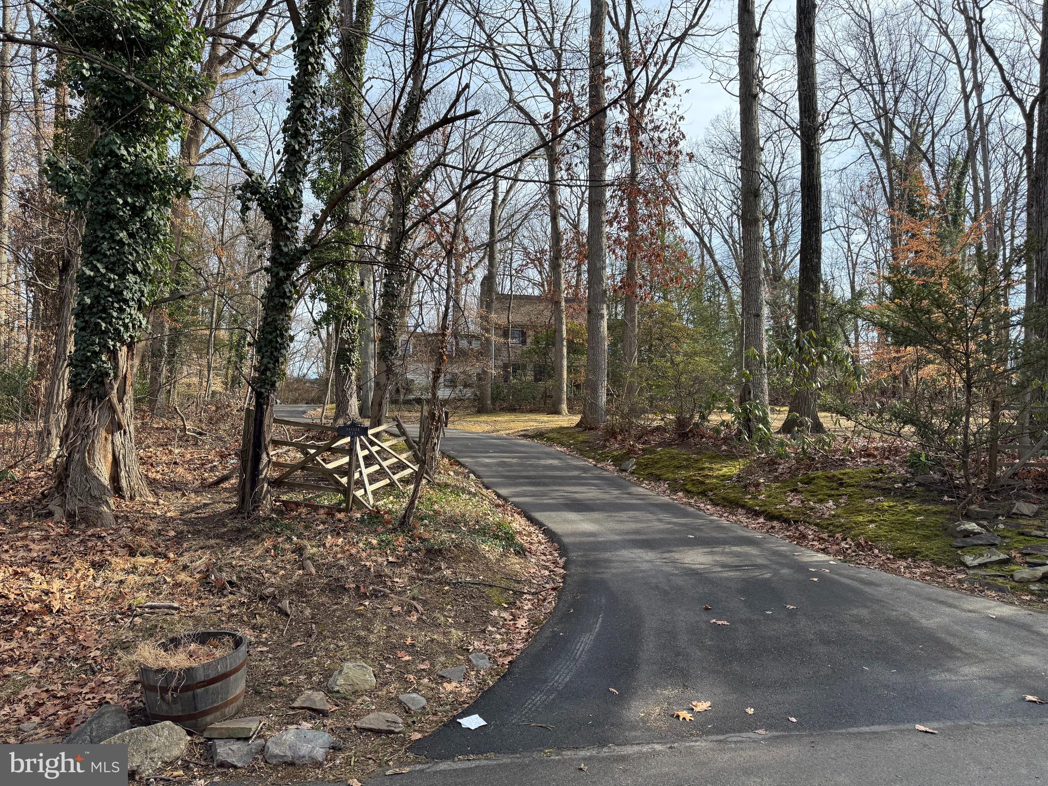 514 Edann Road Glenside, PA 19038 - Photo 5 of 34 Driveway