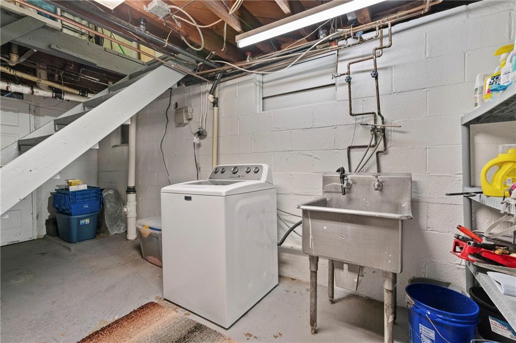 1807 Pine Hollow Road McKees Rocks, PA 15136 - Photo 38 of 47 a utility room with dryer and washer