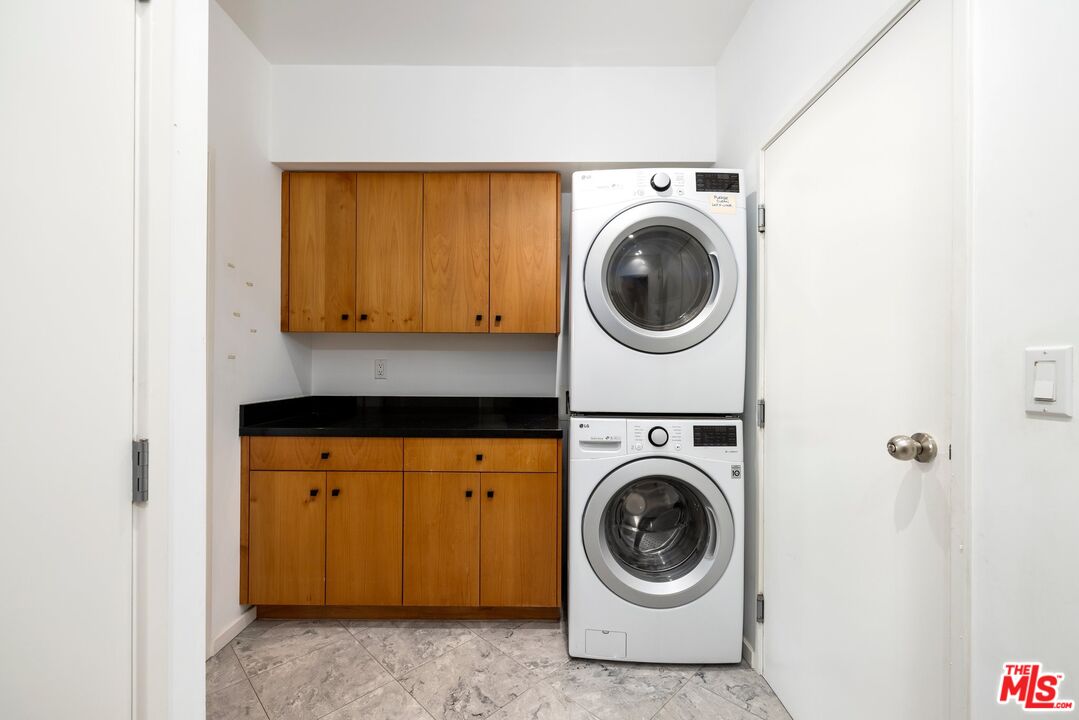 3007 Ocean Front Walk Venice, CA 90291 - Photo 14 of 33 a utility room with sink dryer and washer