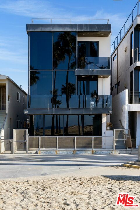 3007 Ocean Front Walk Venice, CA 90291 - Photo 2 of 33 a view of fireplace and dining room