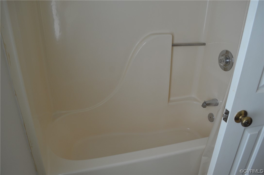 5122 Reids Pointe Road Glen Allen, VA 23060 - Photo 29 of 46 Upstairs Bath Tub