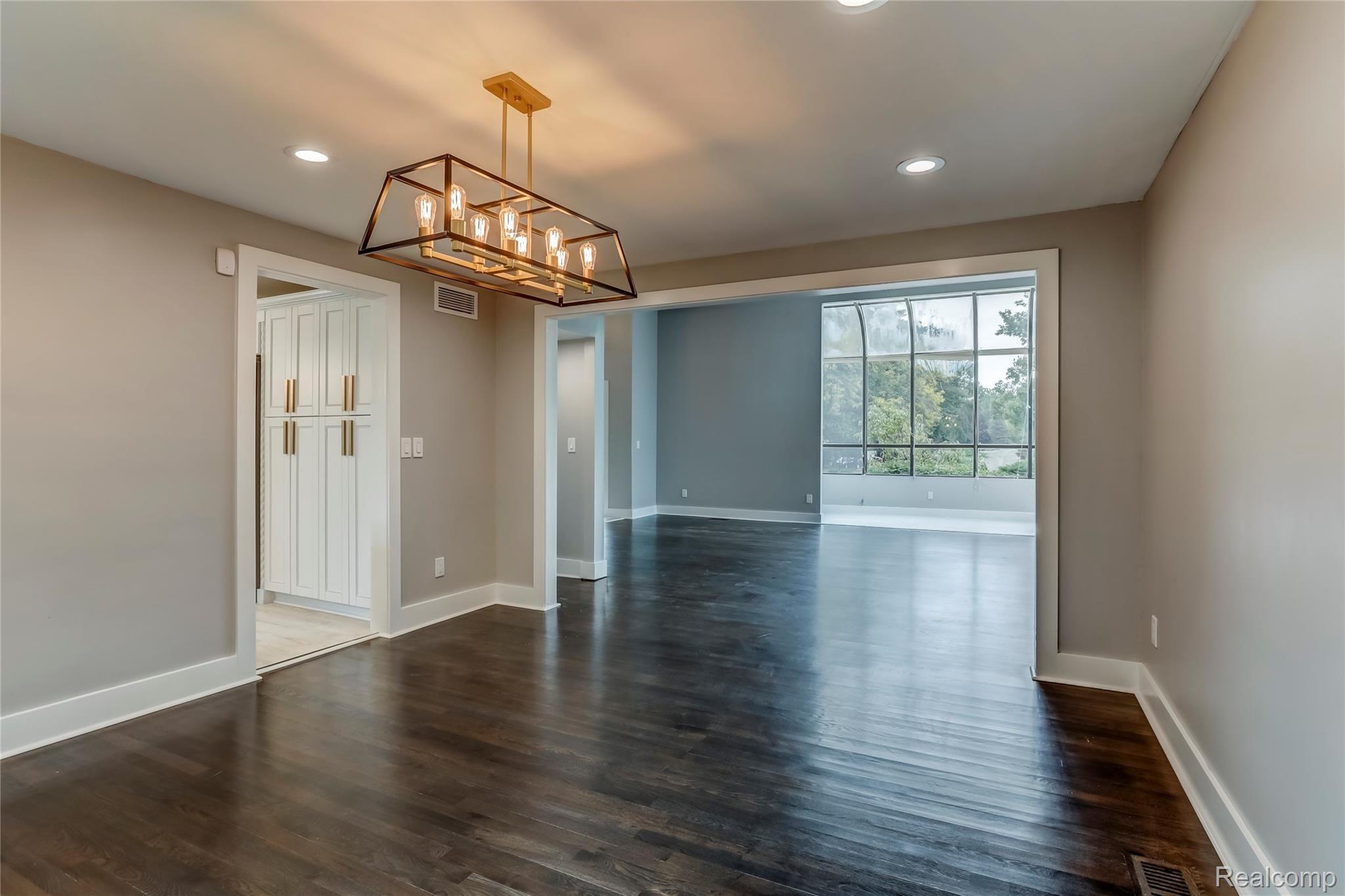 5161 Watergate Road West Bloomfield, MI 48323 - Photo 9 of 40 5161 Watergate Road, West Bloomfield Township, MI-9.jpg-FULL