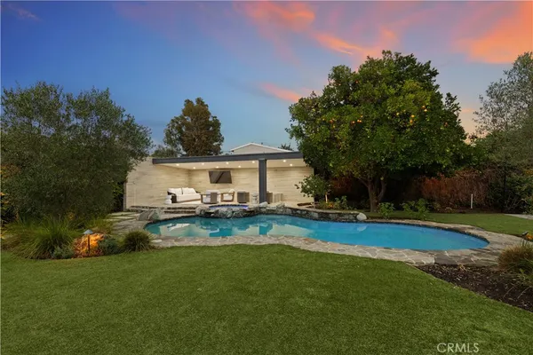 a view of a house with backyard and garden