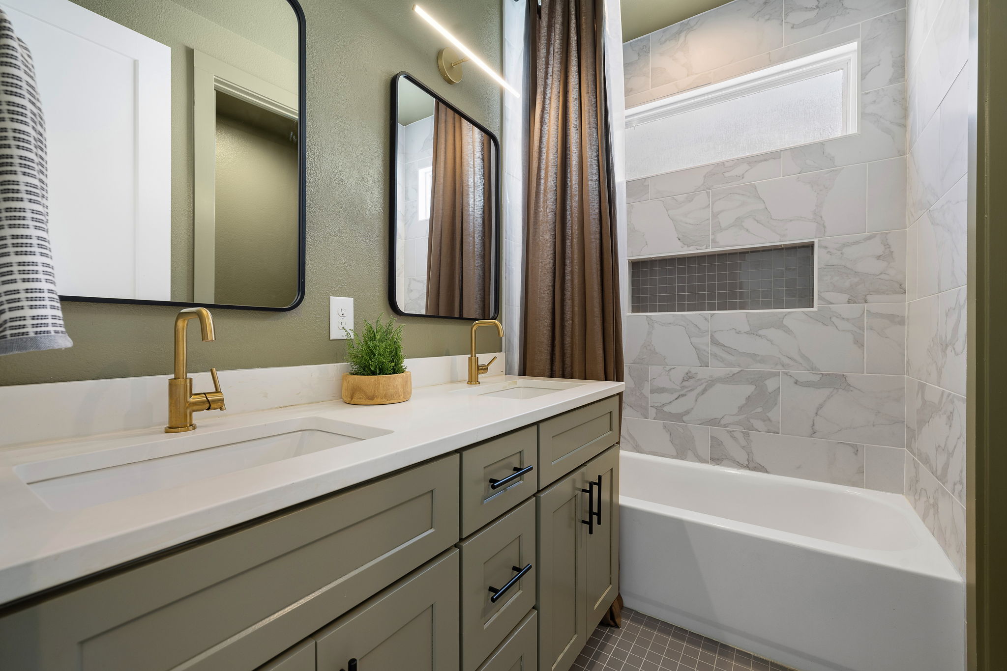 1201 Luna Street Austin, TX 78721 - Photo 25 of 31 Full bathroom featuring double vanity and shower / bath combo
