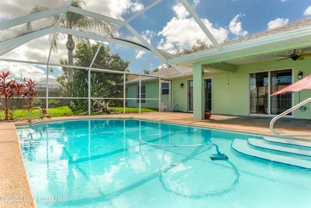 a view of front of house with a yard
