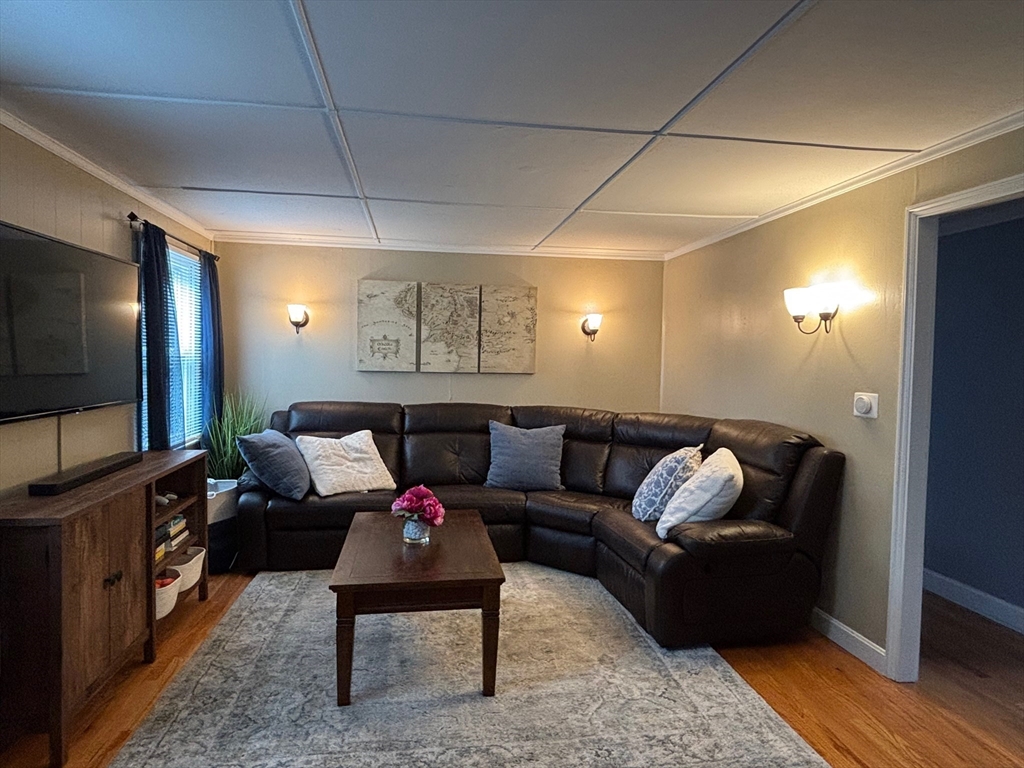 20 Pinevale Avenue Reading, MA 01867 - Photo 6 of 12